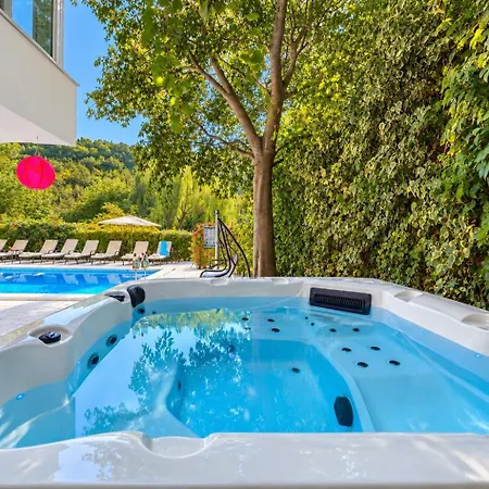 Dom wakacyjny Zara, Heated Pool, Jacuzzi, Sauna, 8 Guests