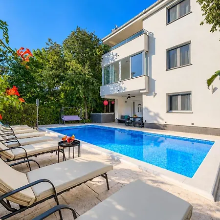 Zara, Heated Pool, Jacuzzi, Sauna, 8 Guests