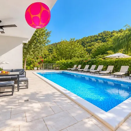 Dom wakacyjny Zara, Heated Pool, Jacuzzi, Sauna, 8 Guests