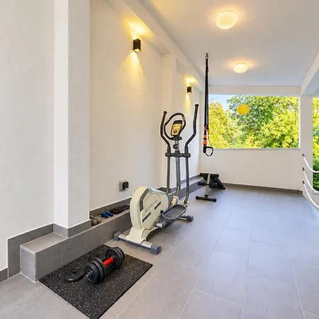 Zara, Heated Pool, Jacuzzi, Sauna, 8 Guests