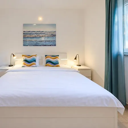 Zara, Heated Pool, Jacuzzi, Sauna, 8 Guests Kučiće