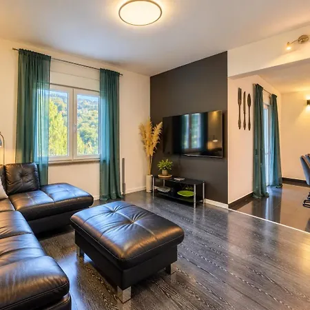 Zara, Heated Pool, Jacuzzi, Sauna, 8 Guests *