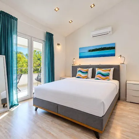 Zara, Heated Pool, Jacuzzi, Sauna, 8 Guests Kučiće