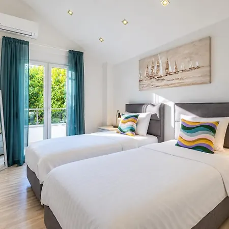 Zara, Heated Pool, Jacuzzi, Sauna, 8 Guests *