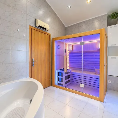 Dom wakacyjny Zara, Heated Pool, Jacuzzi, Sauna, 8 Guests Kučiće