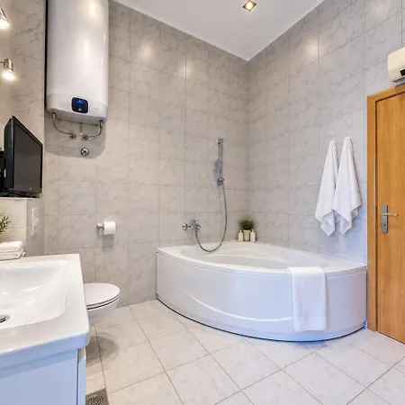Zara, Heated Pool, Jacuzzi, Sauna, 8 Guests