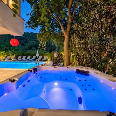 Zara, Heated Pool, Jacuzzi, Sauna, 8 Guests * Kučiće