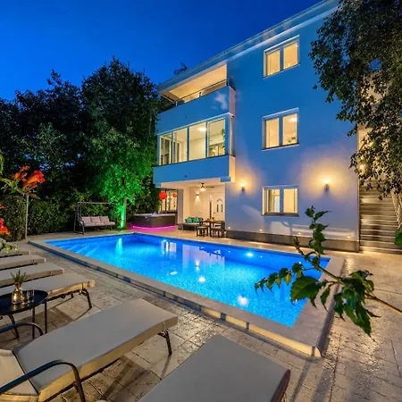 Zara, Heated Pool, Jacuzzi, Sauna, 8 Guests