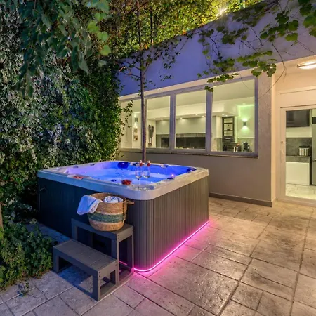 Dom wakacyjny Zara, Heated Pool, Jacuzzi, Sauna, 8 Guests Kučiće