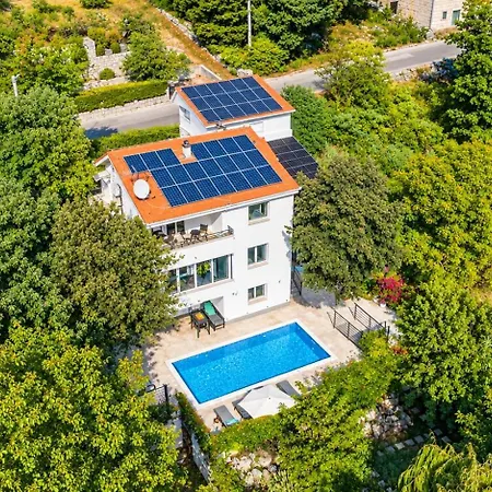 Dom wakacyjny Zara, Heated Pool, Jacuzzi, Sauna, 8 Guests